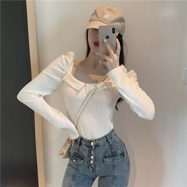 Retro női blúz puffos ujjakkal és gyöngyökkel