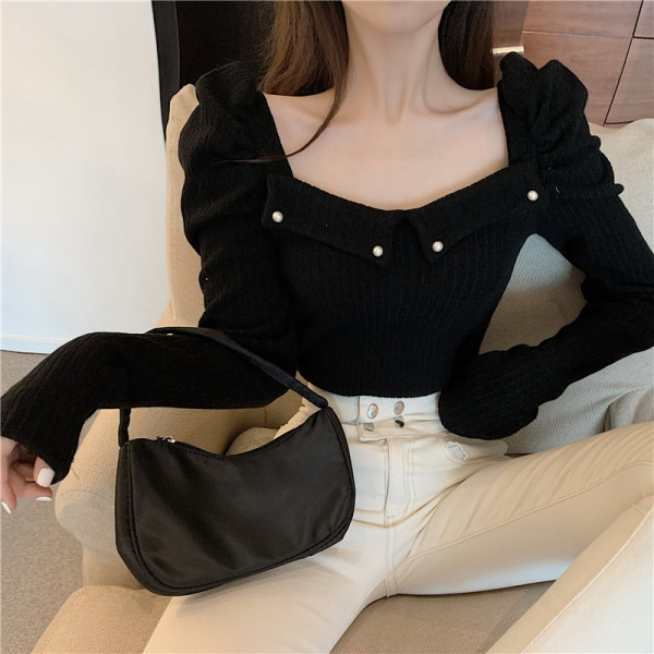 Retro női blúz puffos ujjakkal és gyöngyökkel