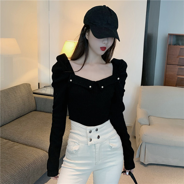 Retro női blúz puffos ujjakkal és gyöngyökkel