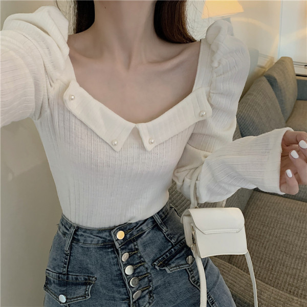 Retro női blúz puffos ujjakkal és gyöngyökkel