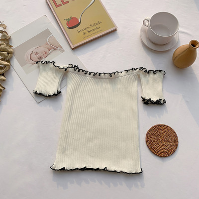 Вталена дамска блуза с паднали къси ръкави и къдри