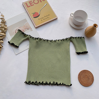 Вталена дамска блуза с паднали къси ръкави и къдри