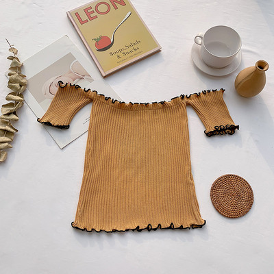 Вталена дамска блуза с паднали къси ръкави и къдри