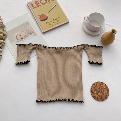 Вталена дамска блуза с паднали къси ръкави и къдри