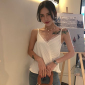 Fehér női felső, spitz nyakkivágással és csipkével