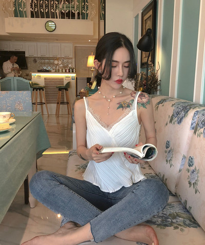 Fehér női felső, spitz nyakkivágással és csipkével