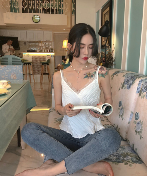 Fehér női felső, spitz nyakkivágással és csipkével