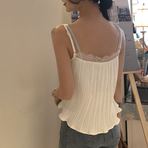 Fehér női felső, spitz nyakkivágással és csipkével