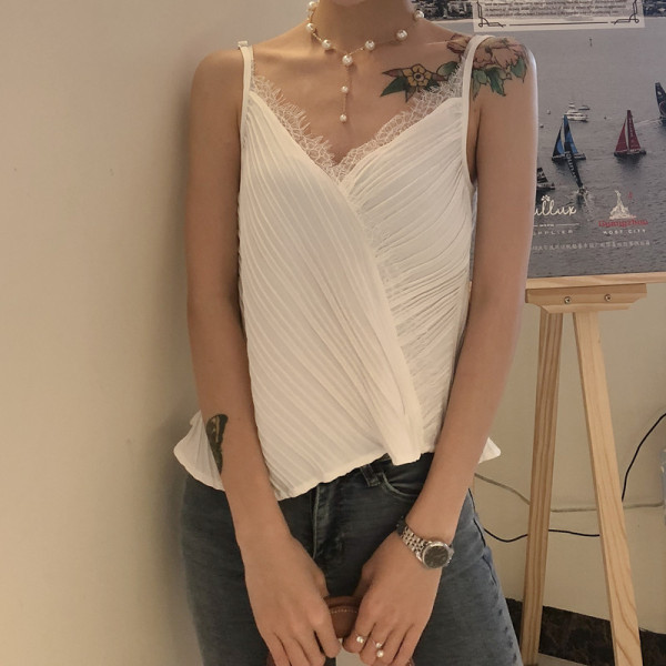 Fehér női felső, spitz nyakkivágással és csipkével