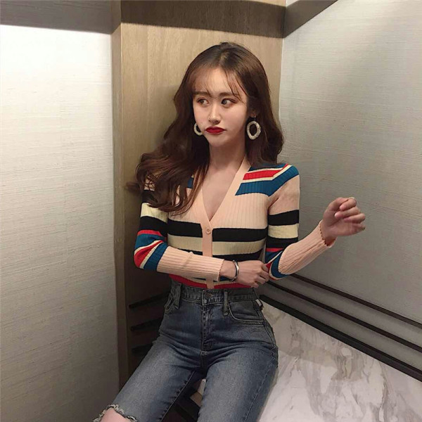 Naiste triibuline velvetsärgist vest nööpide ja spitsikaelusega