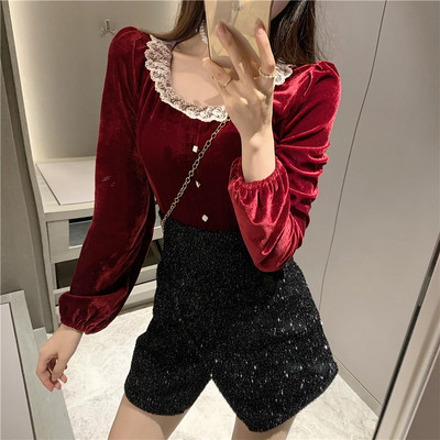 Bársony női blúz ovális nyakkivágással, csipkével