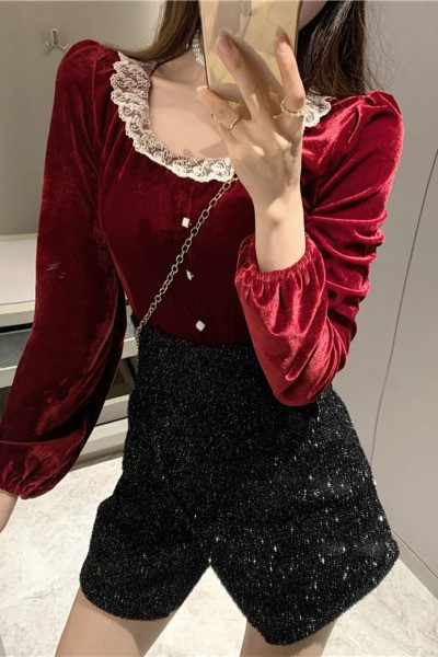 Bársony női blúz ovális nyakkivágással, csipkével