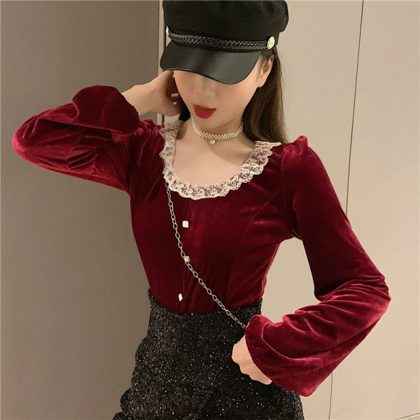 Bársony női blúz ovális nyakkivágással, csipkével