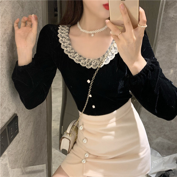 Bársony női blúz ovális nyakkivágással, csipkével