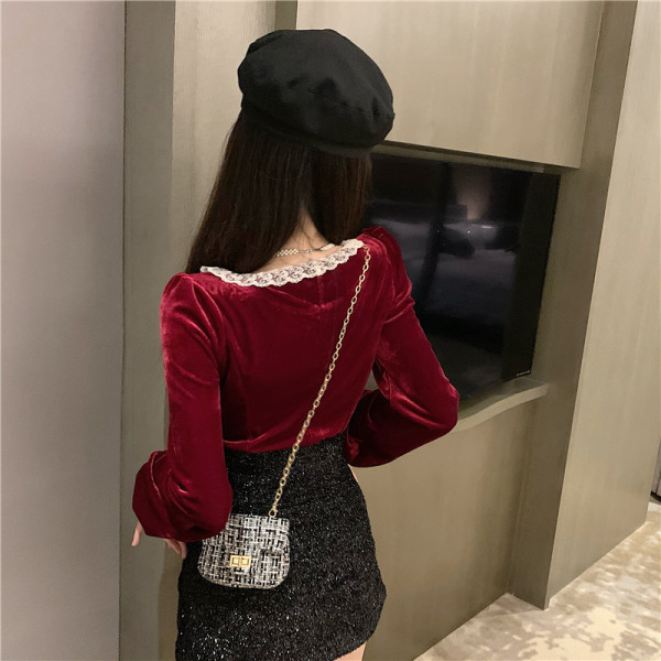 Bársony női blúz ovális nyakkivágással, csipkével