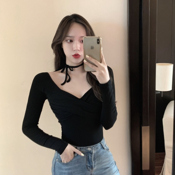 Moodne naiste liibuv pluus spitskaelusega ja lipsudega