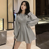 Naistele kohandatud pikkade varrukatega kleit