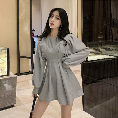 Naistele kohandatud pikkade varrukatega kleit