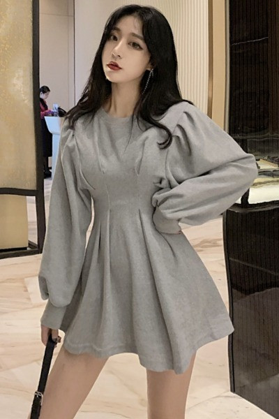 Naistele kohandatud pikkade varrukatega kleit