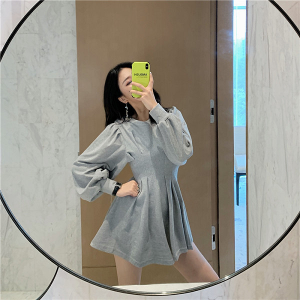 Naistele kohandatud pikkade varrukatega kleit