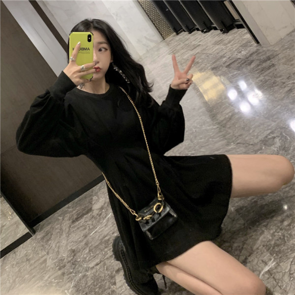 Naistele kohandatud pikkade varrukatega kleit