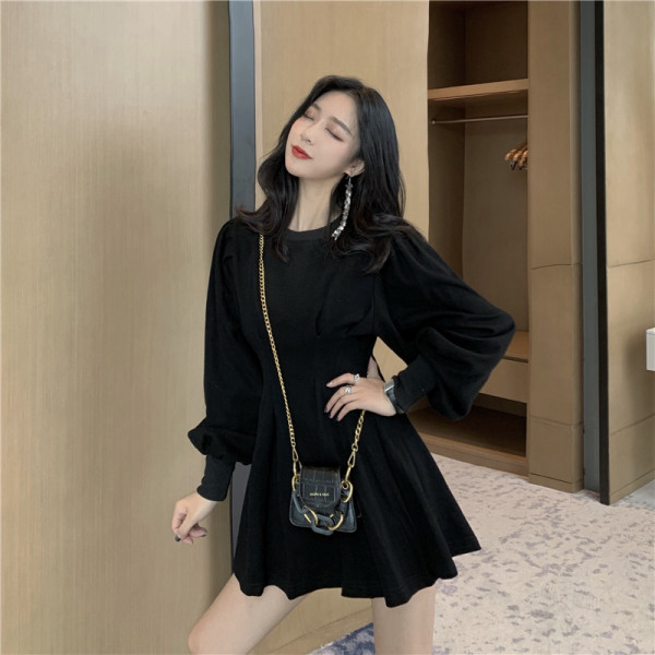 Naistele kohandatud pikkade varrukatega kleit