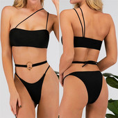 Modern fekete kétrészes fürdőruha egy pánttal és megkötővel