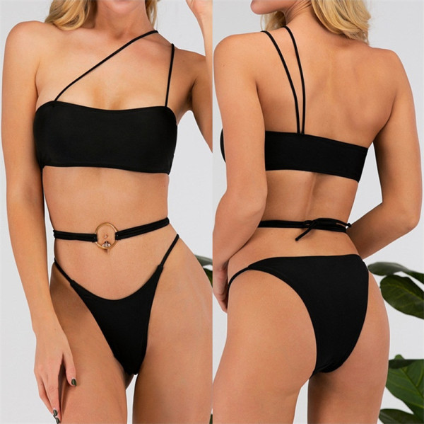 Modern fekete kétrészes fürdőruha egy pánttal és megkötővel