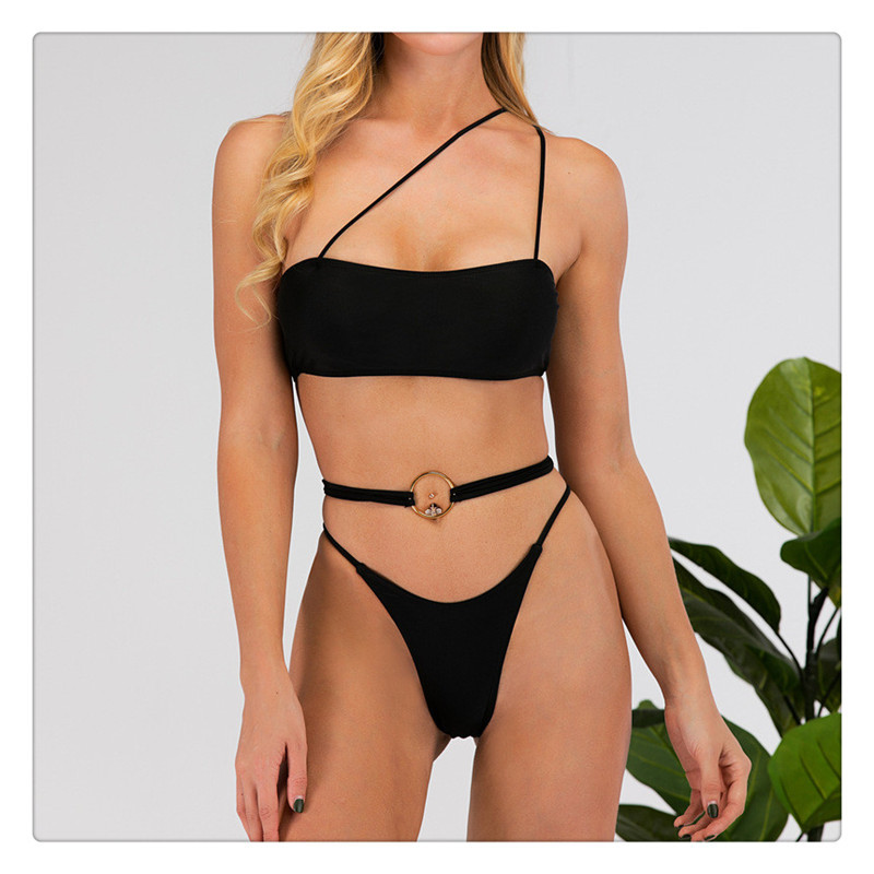 Modern fekete kétrészes fürdőruha egy pánttal és megkötővel