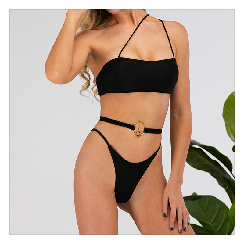 Modern fekete kétrészes fürdőruha egy pánttal és megkötővel