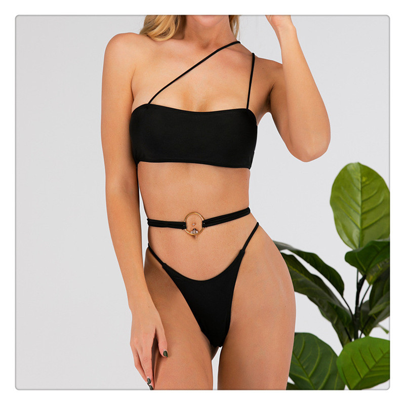 Modern fekete kétrészes fürdőruha egy pánttal és megkötővel