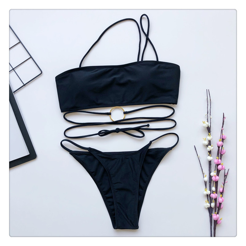 Modern fekete kétrészes fürdőruha egy pánttal és megkötővel