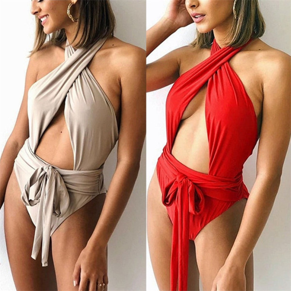 Teljes fürdőruha kivágásokkal és derékkötővel