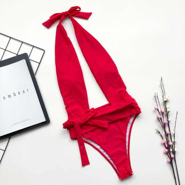 Teljes fürdőruha kivágásokkal és derékkötővel