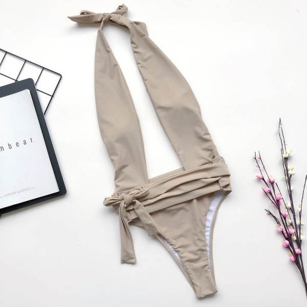 Teljes fürdőruha kivágásokkal és derékkötővel