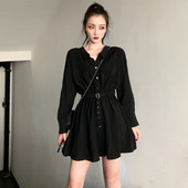 Testreszabott női fekete ruha klasszikus gallérral, gombokkal és övvel