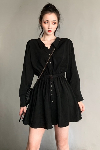 Testreszabott női fekete ruha klasszikus gallérral, gombokkal és övvel