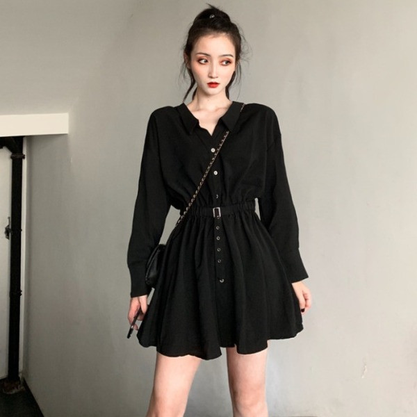 Testreszabott női fekete ruha klasszikus gallérral, gombokkal és övvel
