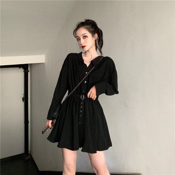 Testreszabott női fekete ruha klasszikus gallérral, gombokkal és övvel