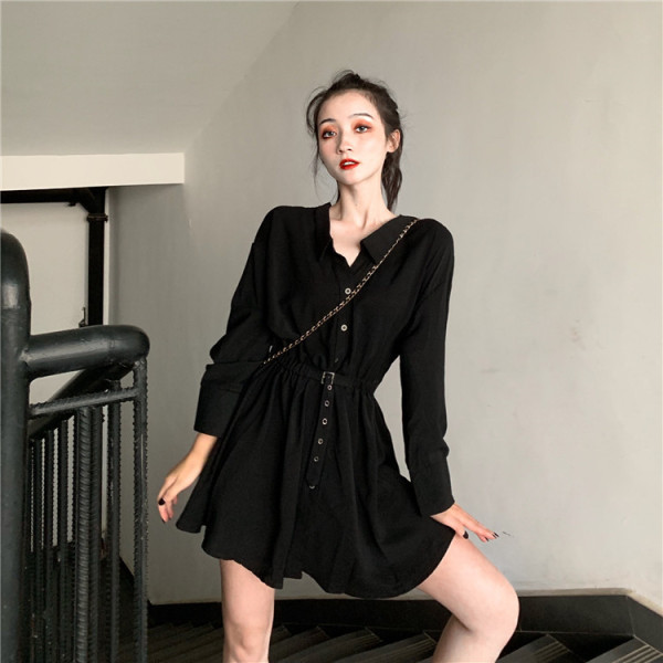Testreszabott női fekete ruha klasszikus gallérral, gombokkal és övvel