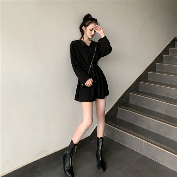 Testreszabott női fekete ruha klasszikus gallérral, gombokkal és övvel