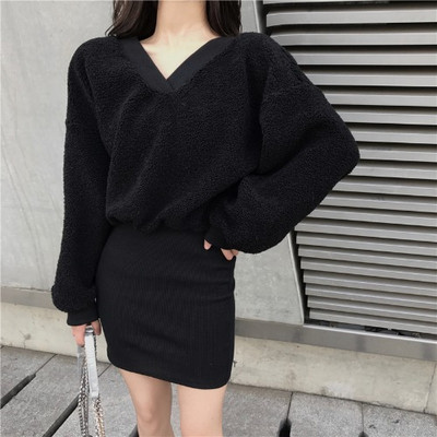 Spitsikaelusega ja laiade varrukatega naiste must kleit