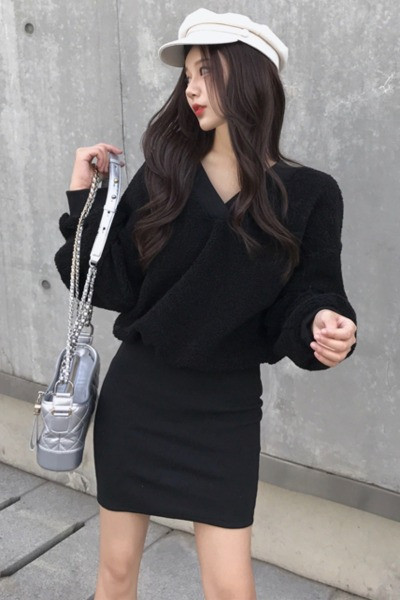 Spitsikaelusega ja laiade varrukatega naiste must kleit