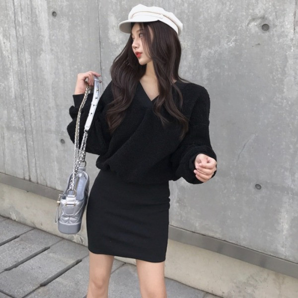 Spitsikaelusega ja laiade varrukatega naiste must kleit