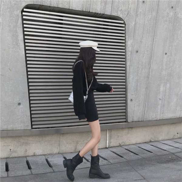 Spitsikaelusega ja laiade varrukatega naiste must kleit