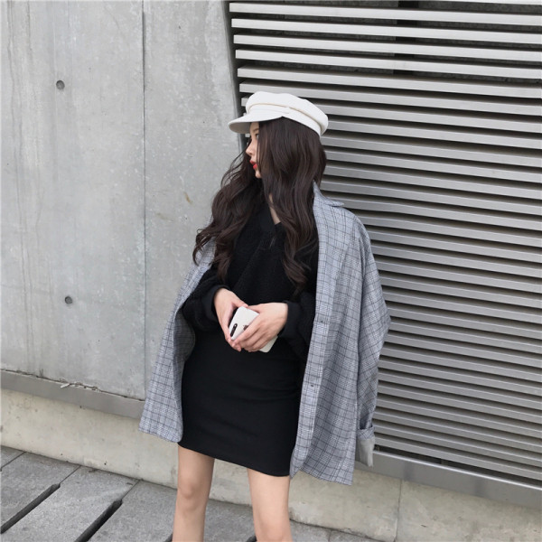 Spitsikaelusega ja laiade varrukatega naiste must kleit