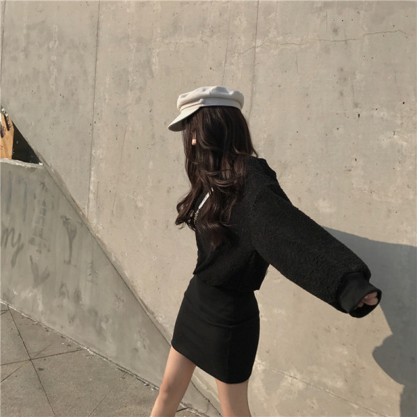 Spitsikaelusega ja laiade varrukatega naiste must kleit