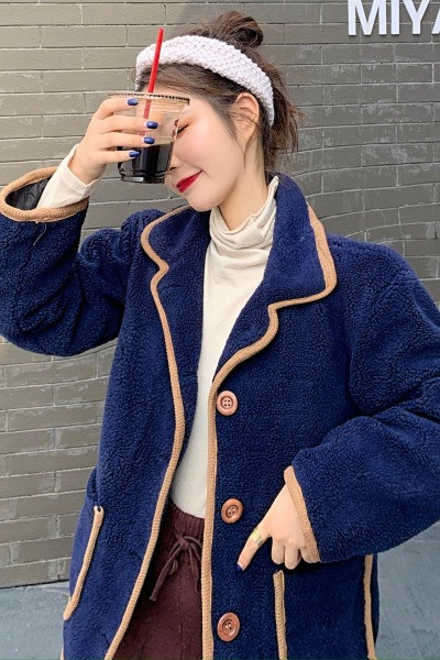 Gyapjú női retro kabát zsebekkel és gombokkal - széles modell