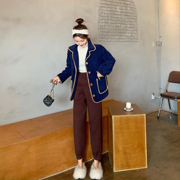 Gyapjú női retro kabát zsebekkel és gombokkal - széles modell