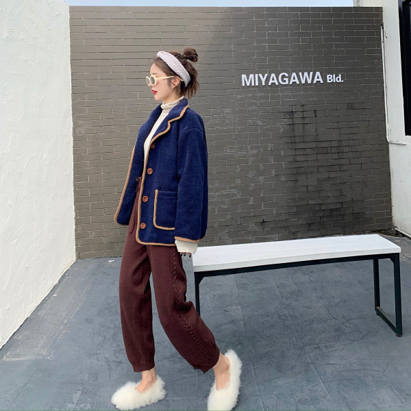 Gyapjú női retro kabát zsebekkel és gombokkal - széles modell